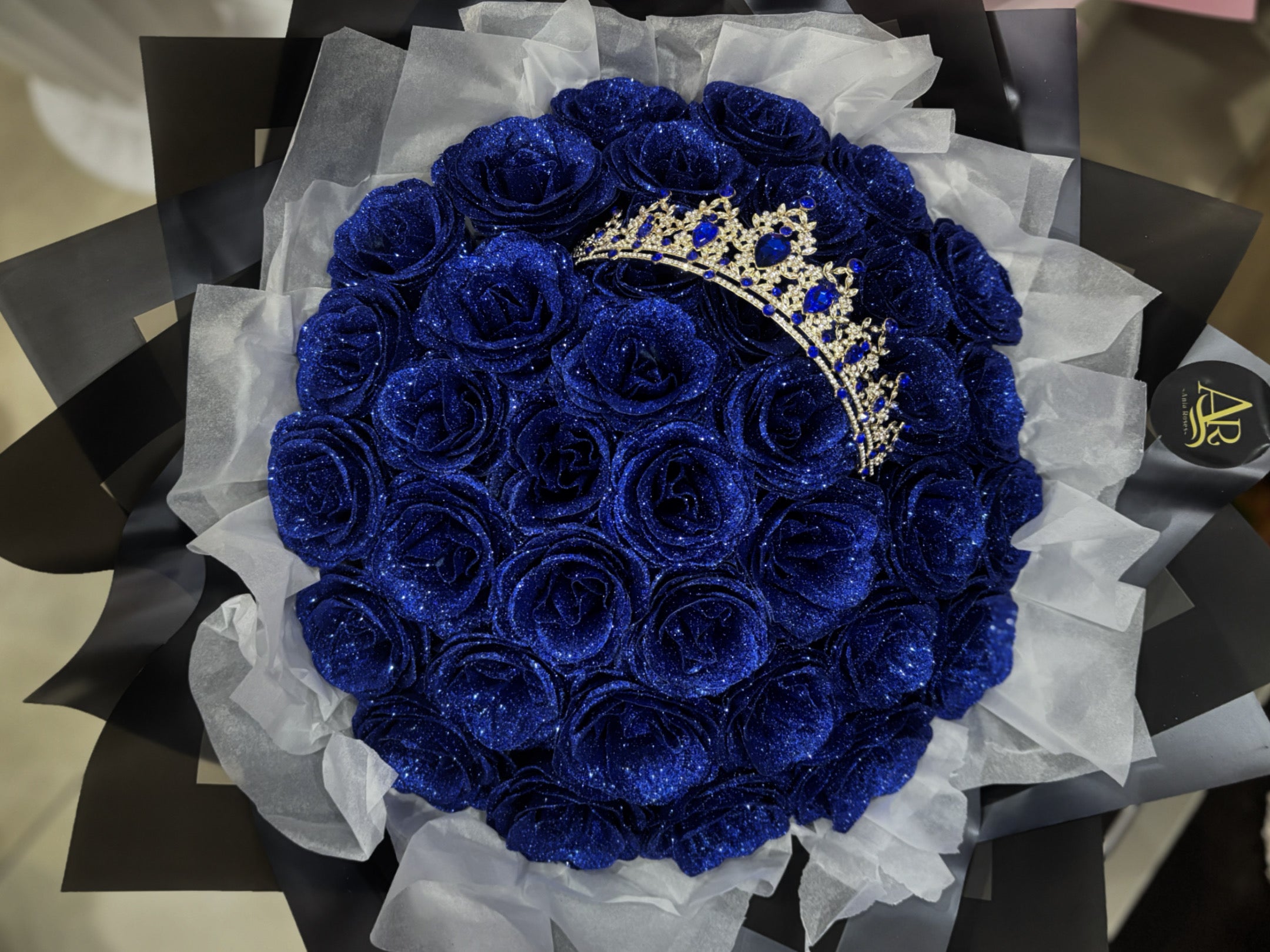 Buchet 37 trandafiri imperiali cu sclipici cu coroană