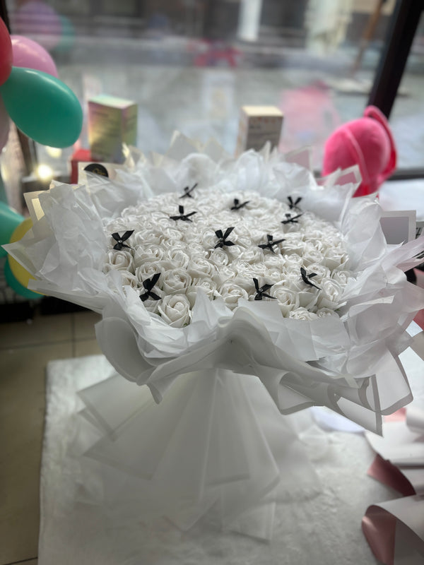 Buchet 101 trandafiri cu fundițe