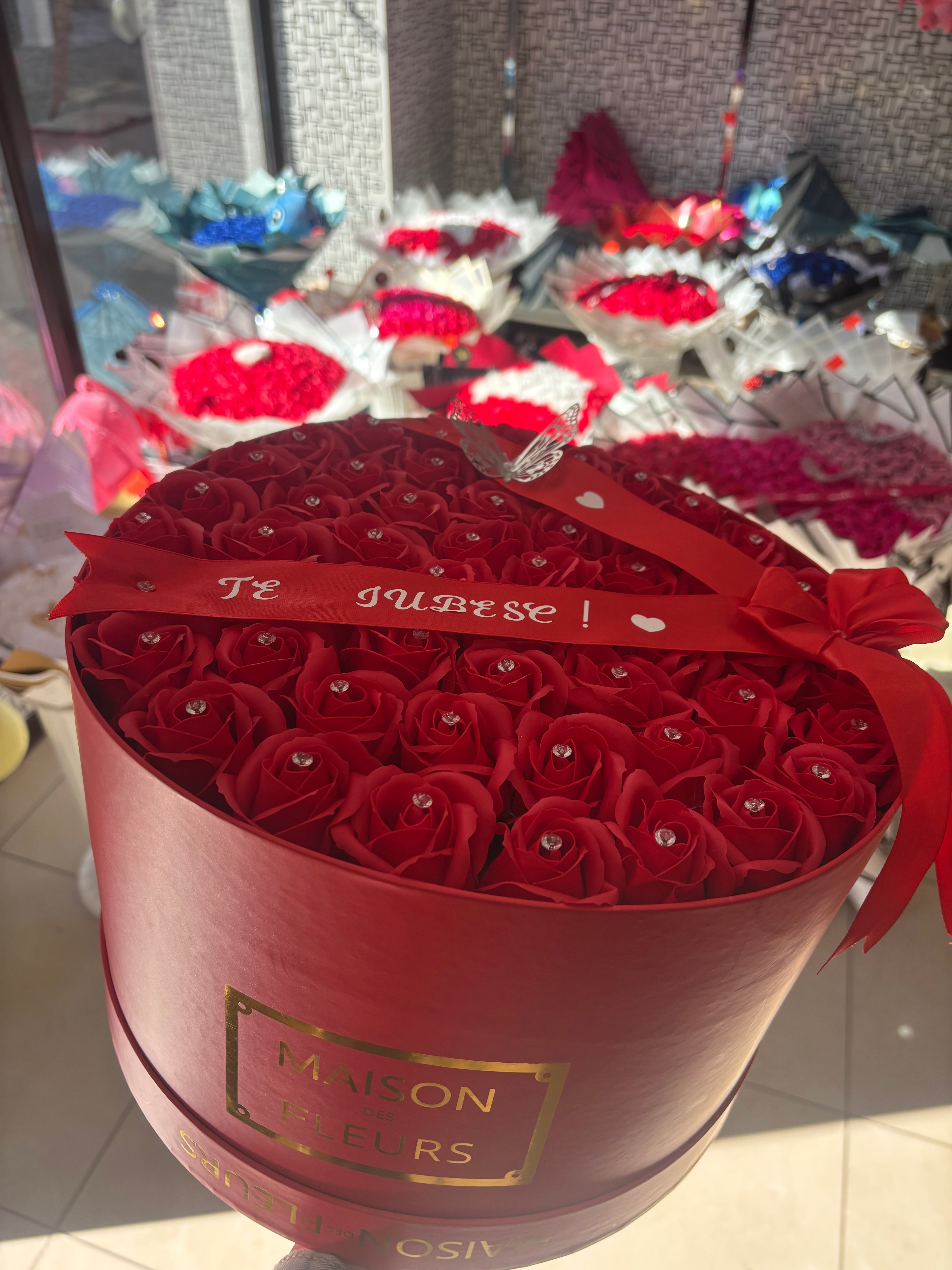 Cutie cu trandafiri de săpun mare