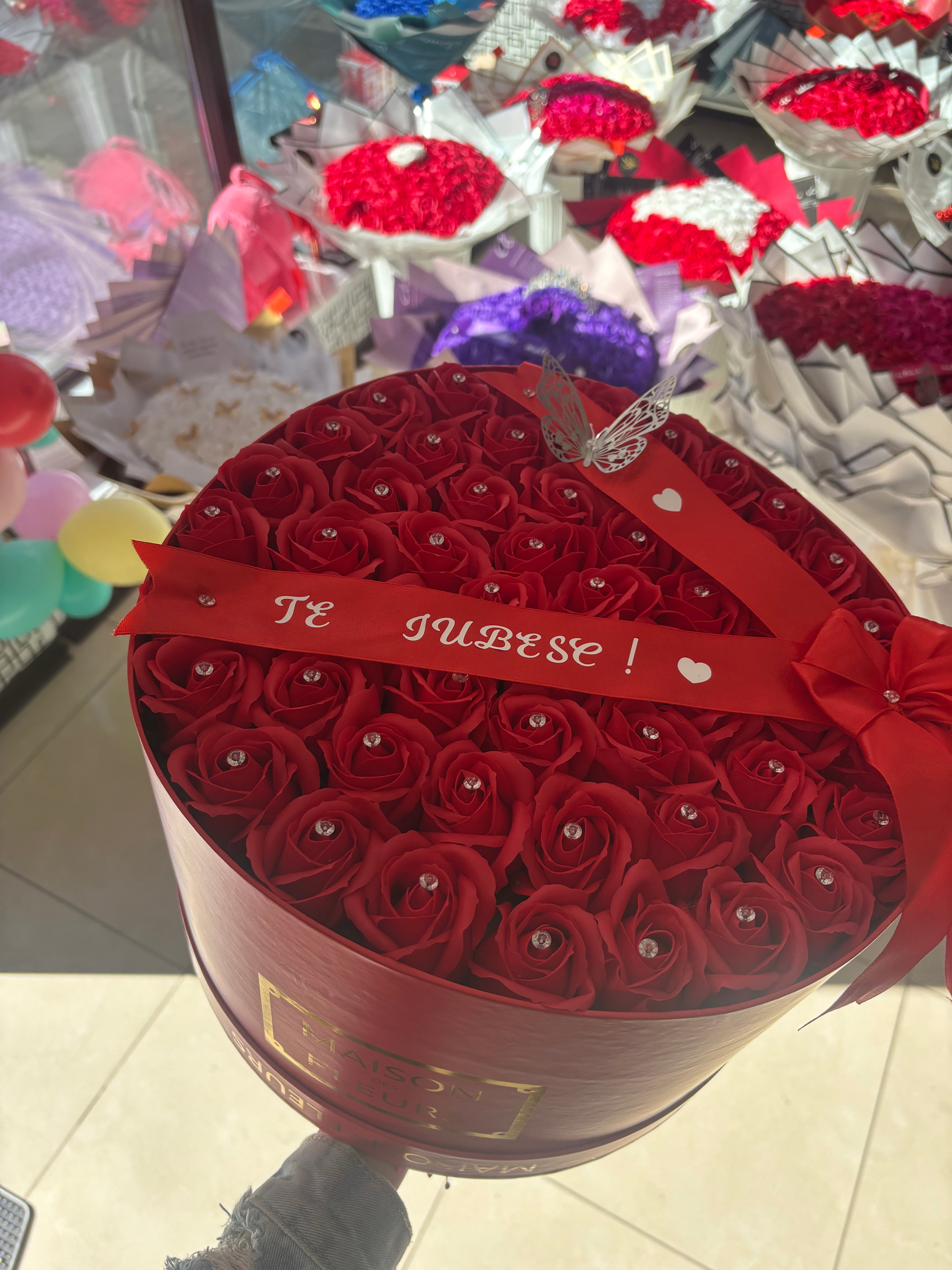 Cutie cu trandafiri de săpun mare